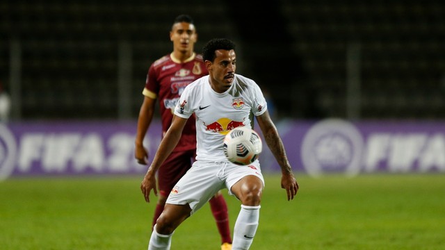 Lucas Evangelista na partida entre Tolima e Bragantino pela Sul-Americana