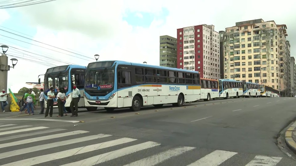 Ônibus ficaram estacionados na Ponte Duarte Coelho, na região central do Recife, durante protesto de motoristas e cobradores, nesta segunda-feira (21) — Foto: Reprodução/TV Globo