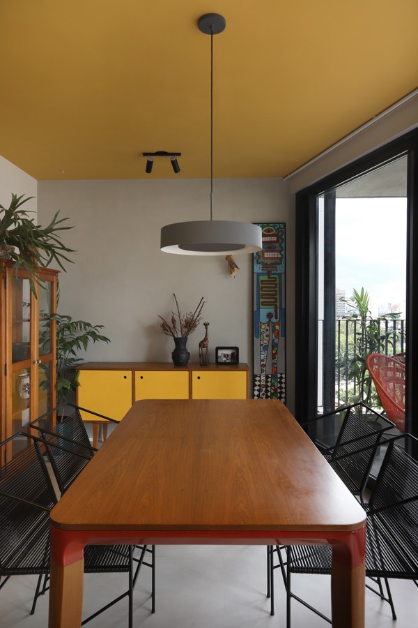 Apartamento de 150 m² exibe décor e teto coloridos (Foto: Mariana Orsi )