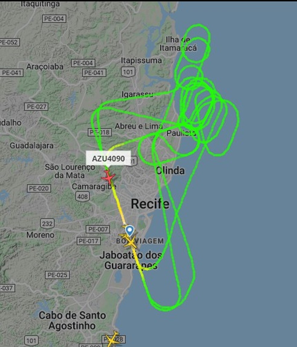 Avião que seguia do Recife para Fernando de Noronha passou quase duas horas sobrevoando o Grande Recife — Foto: Reprodução/WhatsApp