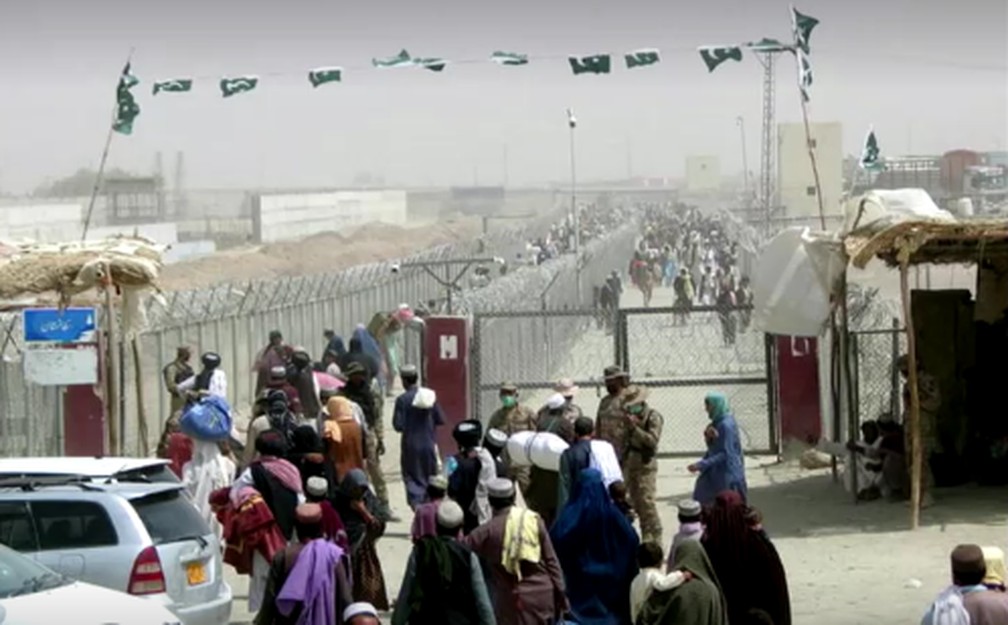 População afegã atravessa a fronteira — Foto: Reuters