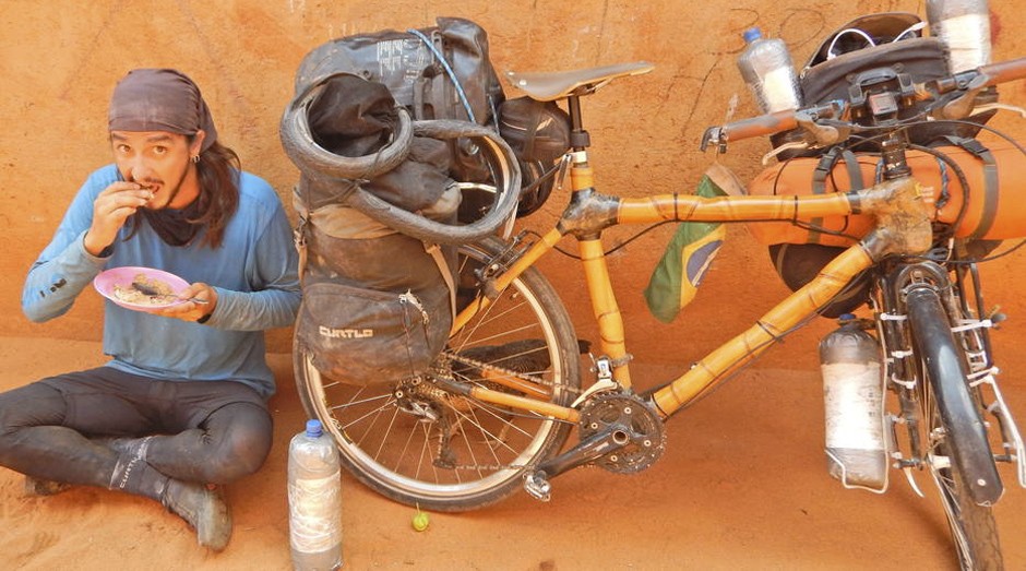 ‘Só o básico’. Bicicleta leva, em média, 50 quilos bagagem  (Foto: Ricardo Martins)
