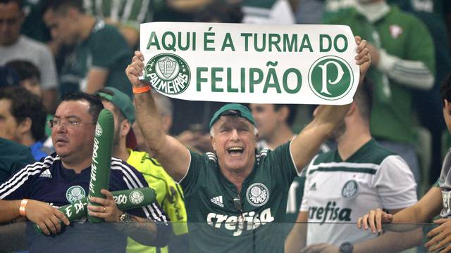Torcedor homenageia o tÃ©cnico do Palmeiras na arena