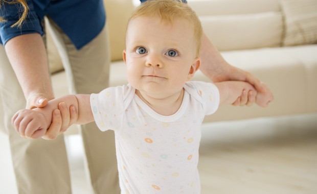Como ajudar o bebê a se levantar (Foto: Thinkstock)