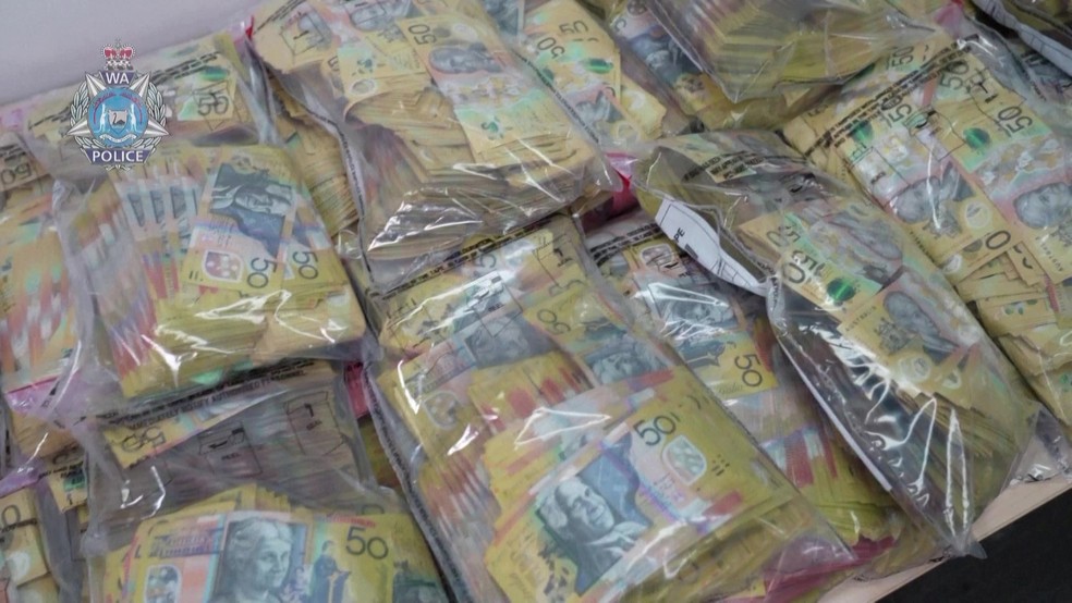 Policiais australianos encontraram o equivalente a mais de R$ 7 bilhões em dinheiro durante operação contra o tráfico de drogas — Foto: Polícia da Austrália Ocidental/Reprodução