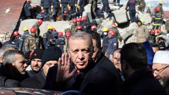 
Terremoto acirra crises de Erdogan