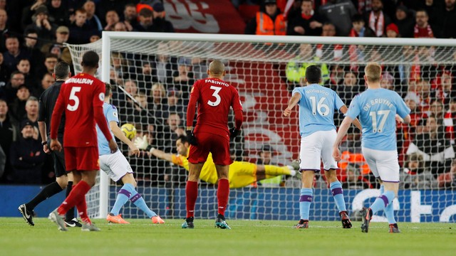 Chutaço de Fabinho vai no canto direito de Claudio Bravo e abre o placar em Anfield