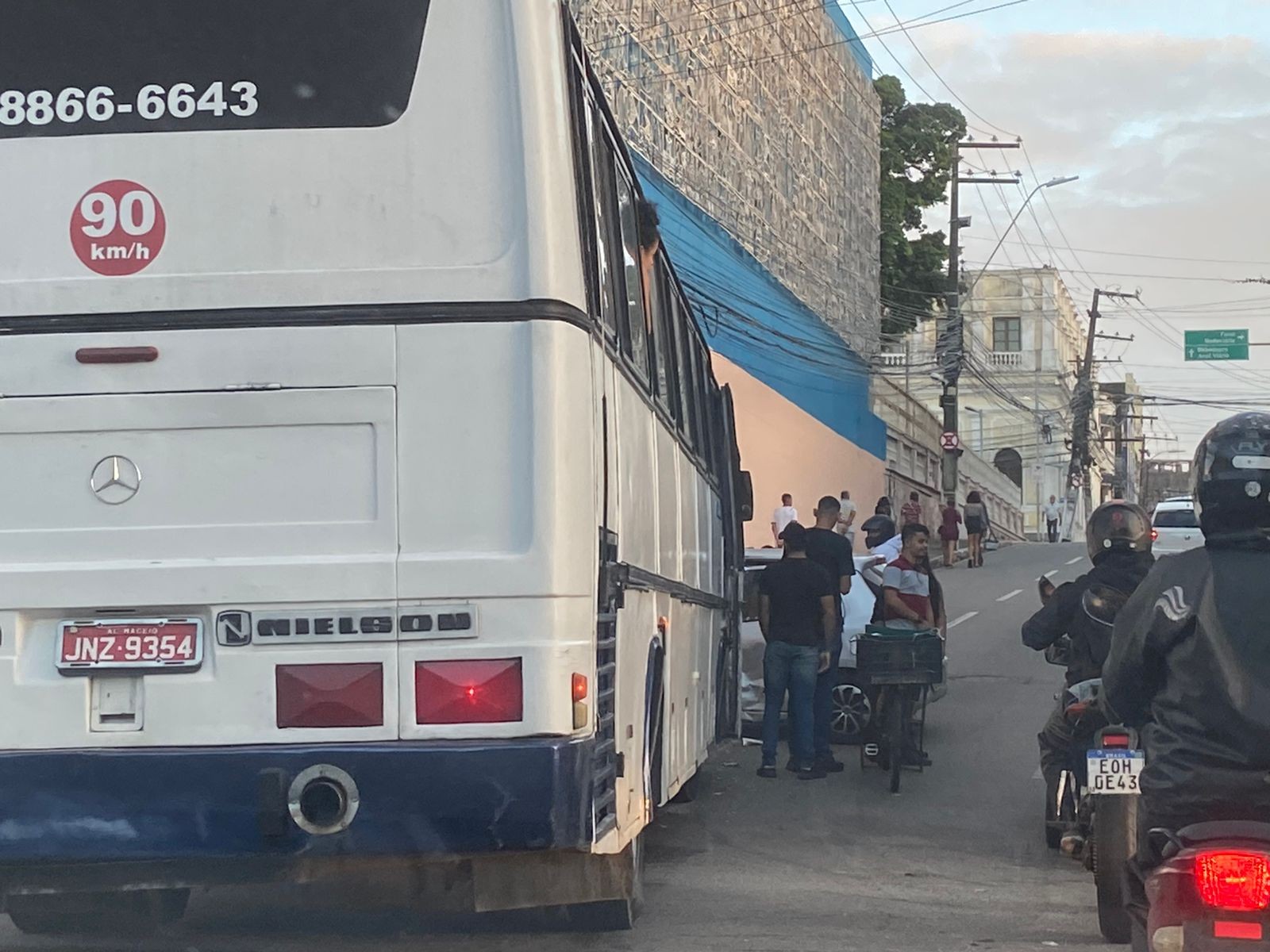 Acidente entre carro e ônibus deixa uma pessoa ferida em Maceió