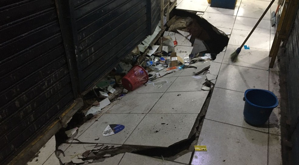 Após piso ceder, Defesa Civil interditou nove boxes do Camelódromo do Alecrim. — Foto: Pedro Trindade/Inter TV Cabugi