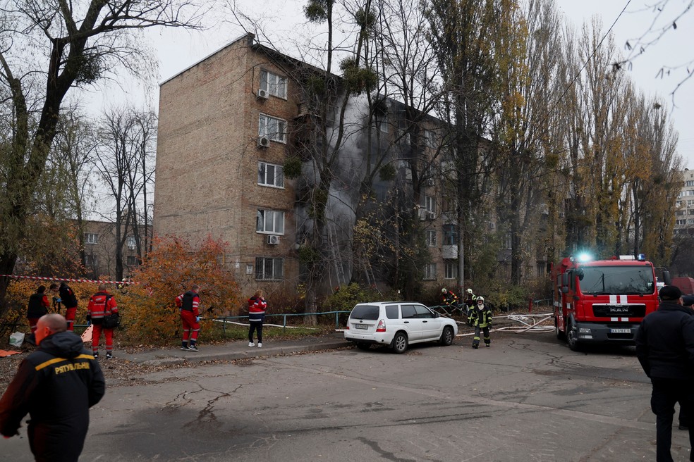 Bombeiros isolam acesso a edifício em Kiev, na Ucrânia, alvo de bombardeio, em 15 de novembro de 2022. — Foto: Gleb Garanich/ Reuters