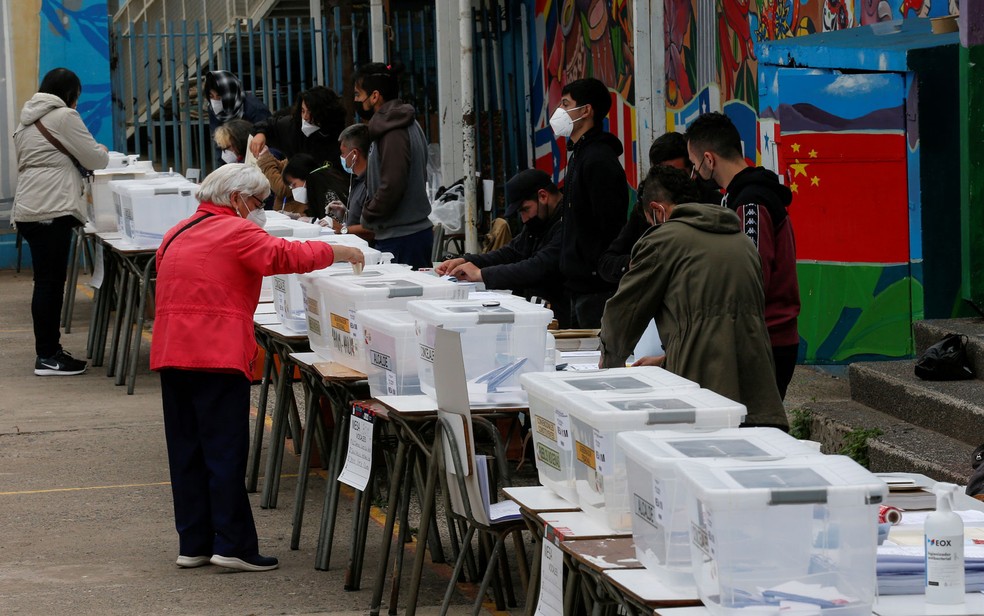 Mulher vota em eleições em Valparaiso, no Chile, no sábado (15) — Foto: Reuters/Rodrigo Garrido 