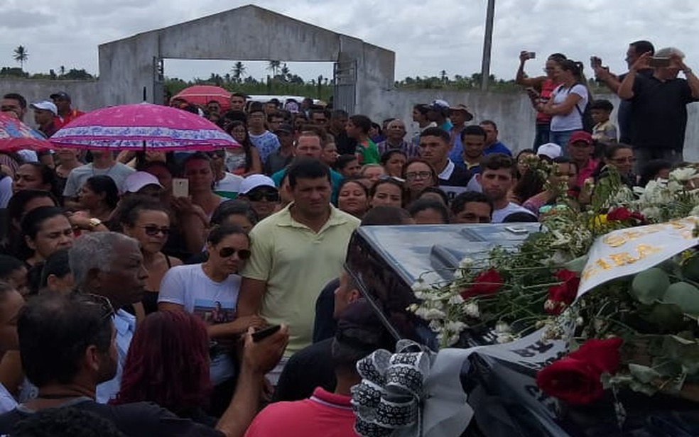 Os pais do jogado ficaram ao lado do caix&Atilde;&pound;o no momento do sepultamento. Cortejo chegou ao cemit&Atilde;&copy;rio depois das 11 horas, hor&Atilde;&iexcl;rio de Bras&Atilde;&shy;lia &acirc;?? Foto: Acl&Atilde;&copy;cio Prata