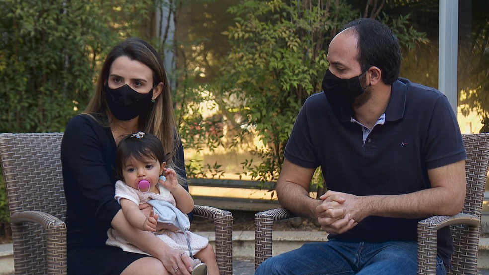 Kyara, de um ano, diagnosticada com Atrofia Muscular Espinhal (AME), acompanhada da mãe e do pai.  — Foto: TV Globo/Reprodução