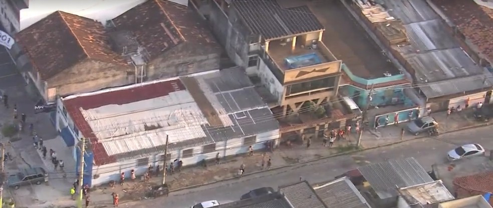 Fila para desbloqueio do aux&iacute;lio emergencial e saque do FGTS em Rocha Miranda, na Zona Norte do Rio &mdash; Foto: Reprodu&ccedil;&atilde;o/TV Globo