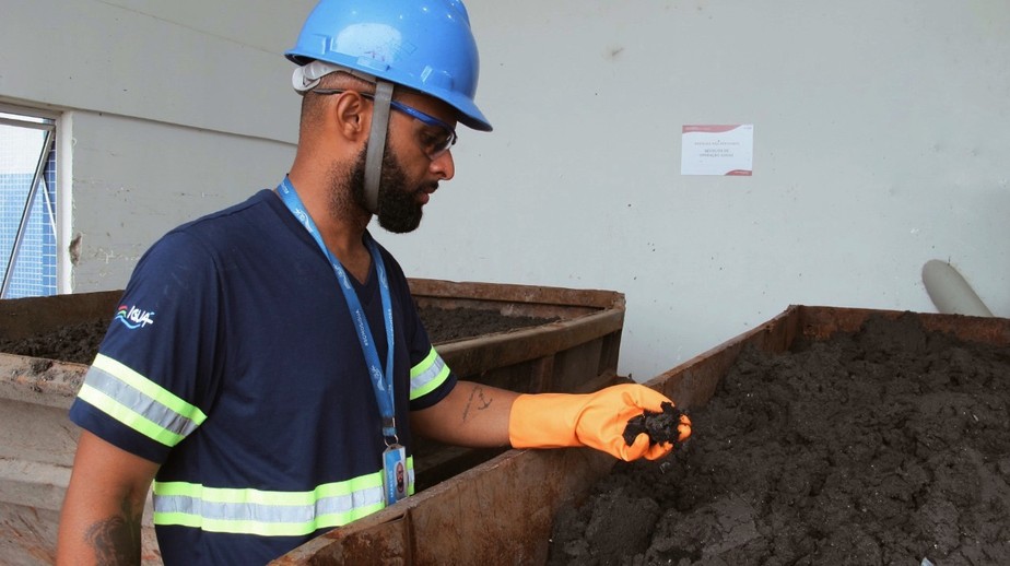 A Iguá está destinando lodo que resulta do tratamento de esgoto em sua estação da Barra da Tijuca, Zona Oeste do Rio, para a Organosolo, que trata resíduos orgânicos