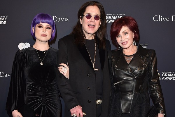 Ozzy Osbourne e Sharon Osbourne ao lado da filha, Kelly Osbourne (Foto: Getty Images)