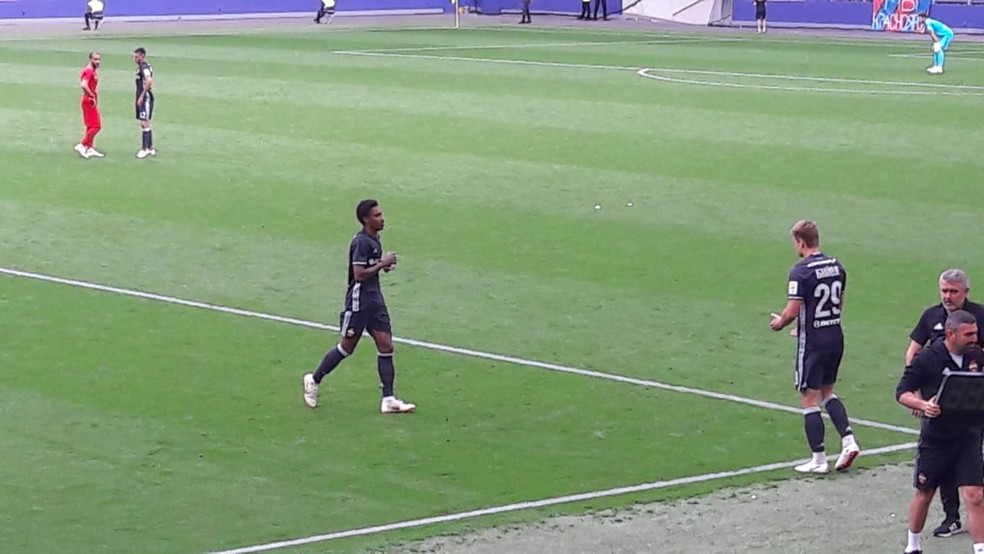 Vitinho é substituído durante amistoso do CSKA; atacante ficou irritado (Foto: Fabio Aleixo)