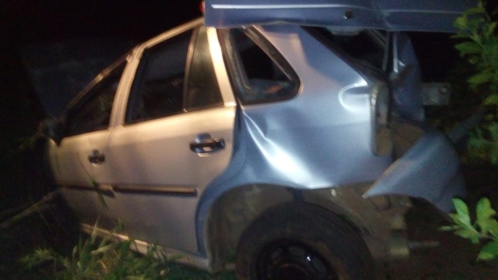 Carro caiu de uma ponte de 10 metros altura no distrito de Ameliópolis  — Foto: Polícia Militar 