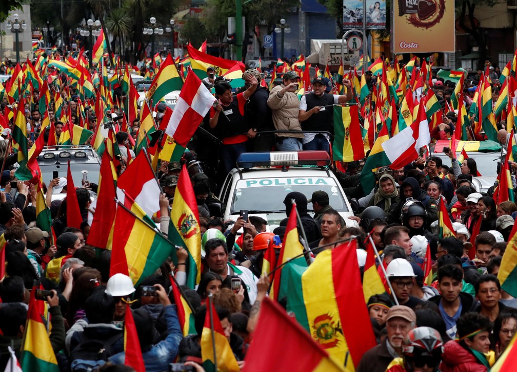 Imagem da comemoração da renúncia de Evo Morales, em La Paz, no dia 10 de novembro de 2019; Luis Fernando Camacho, um líder da oposição, comemora os manifestantes — Foto: Carlos Garcia Rawlins/Reuters