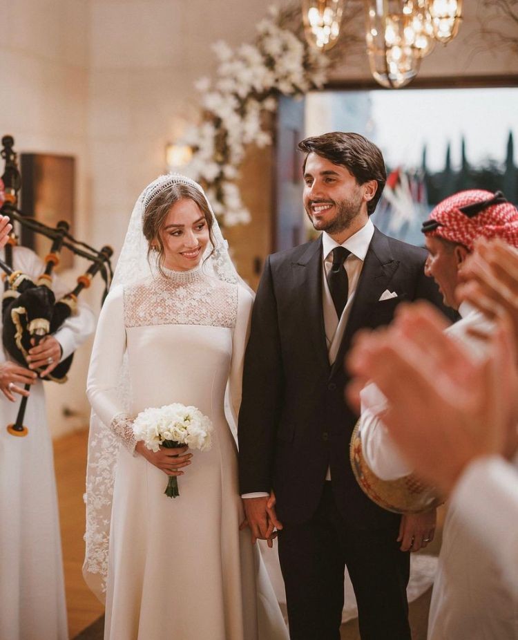 Os noivos durante a cerimônia real — Foto: Reprodução/Redes sociais