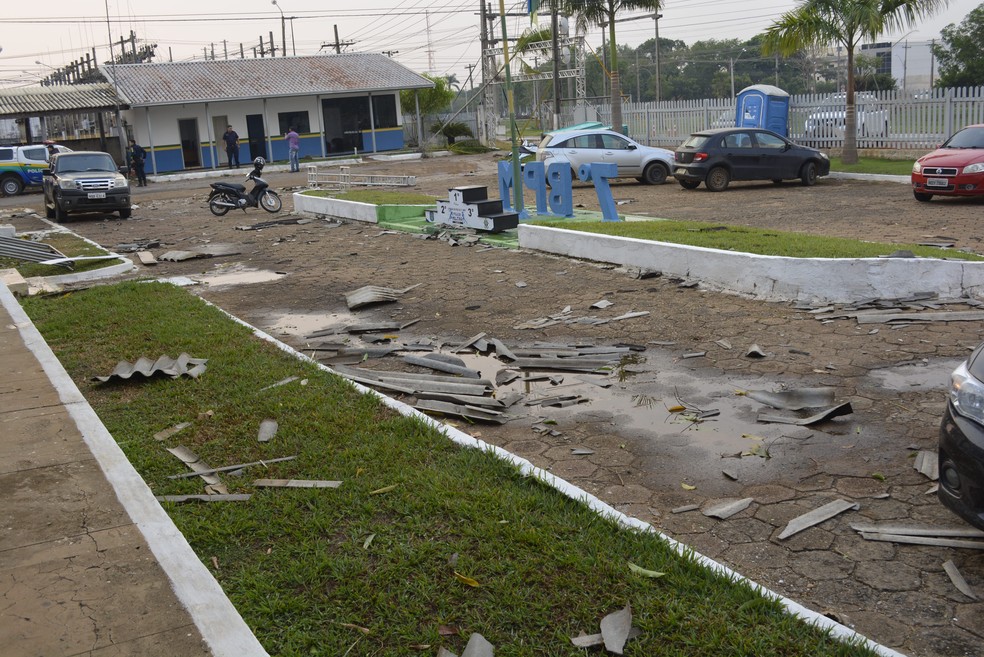 batalhão da PM foi destelhado com temporal (Foto: Diêgo Holanda/G1)