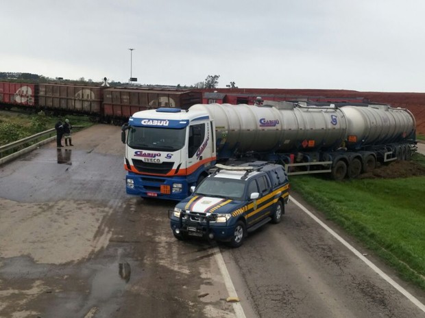 Caminhão-tanque, trem, ALL, Pelotas, BR-392, acidente, vazamento, óleo diesel, combustível (Foto: Divulgação/PRF)