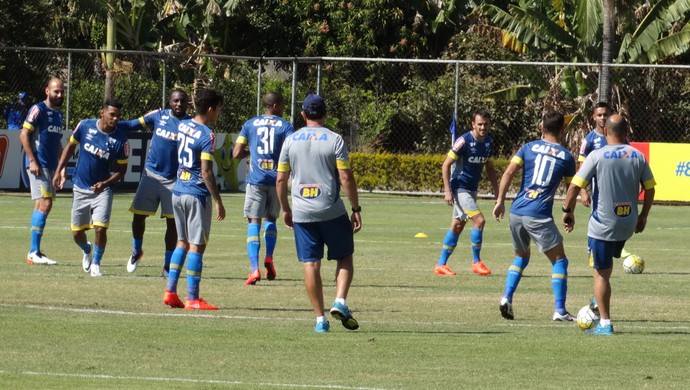 Com visitante ilustre na Toca, Cruzeiro se prepara para enfrentar Corinthians