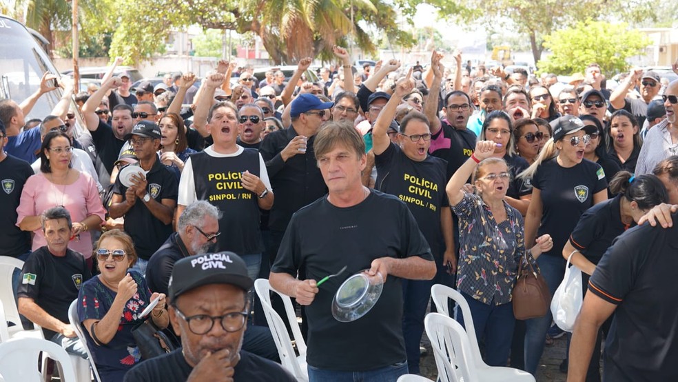 Policiais civis do RN fazem protesto contra proposta de reformulação de carreira.  — Foto: Thyago Macedo