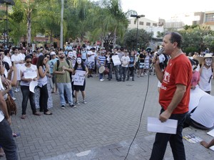 Professores também protestaram em prol da classe. (Foto: Valdivan Veloso / G1)