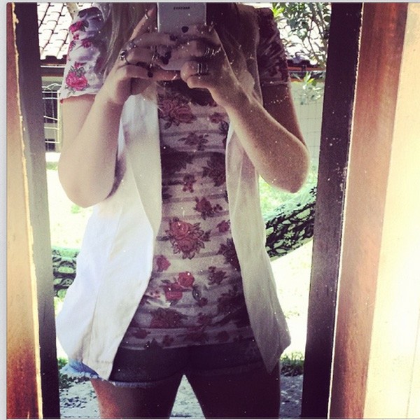 Carolinie Figueiredo transforma vestido em bata  (Foto: Reprodução/Instagram)