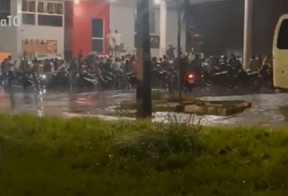 Multidão fez festa clandestina em posto de combustível — Foto: Reprodução/TV Anhanguera