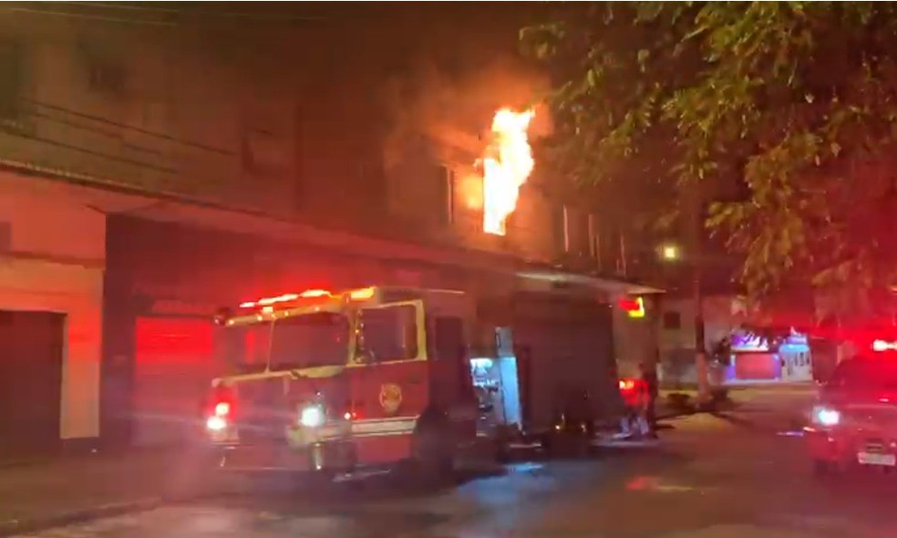 Bombeiros controlam inc&ecirc;ndio em im&oacute;vel no bairro Marap&eacute;, em Santos &mdash; Foto: Divulga&ccedil;&atilde;o
