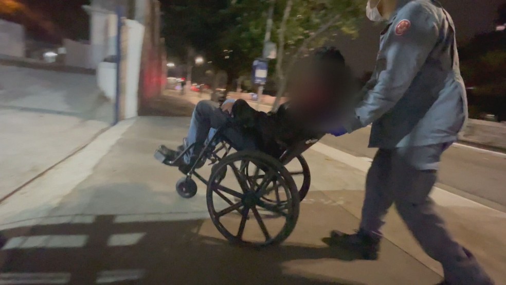 Vítima precisou sair de cadeira de rodas após agressões em assalto no Brás — Foto: TV Globo