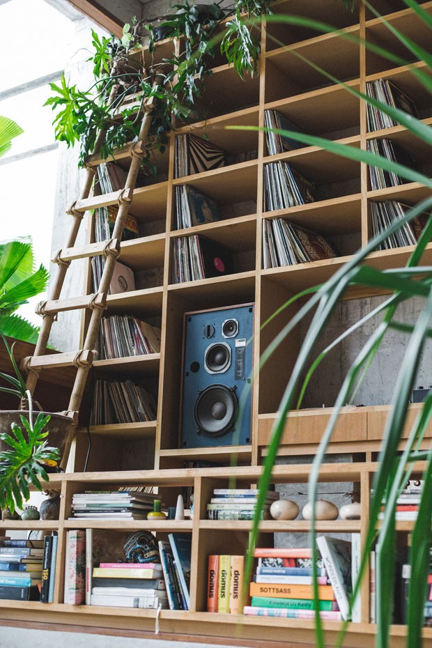 Décor do dia: sala de estar brutalista com rede, plantas e discos de vinil (Foto: Tommaso Riva)