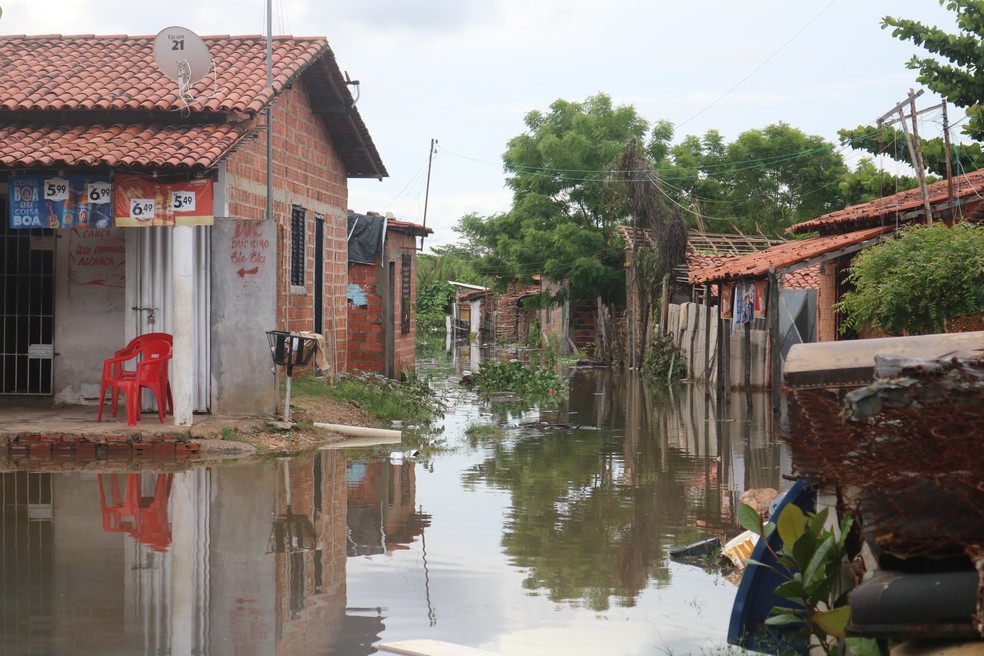 Rua Roland Jacob, no bairro Mafrense, inundada após forte chuva em Teresina  — Foto: Lívia Ferreira/g1 PI