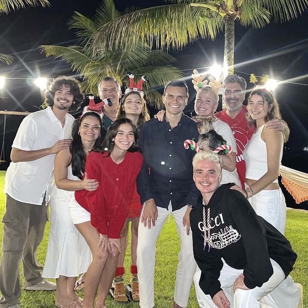 Bruna Marquezine e Xolo Maridueña passam Natal juntos e web shippa:  