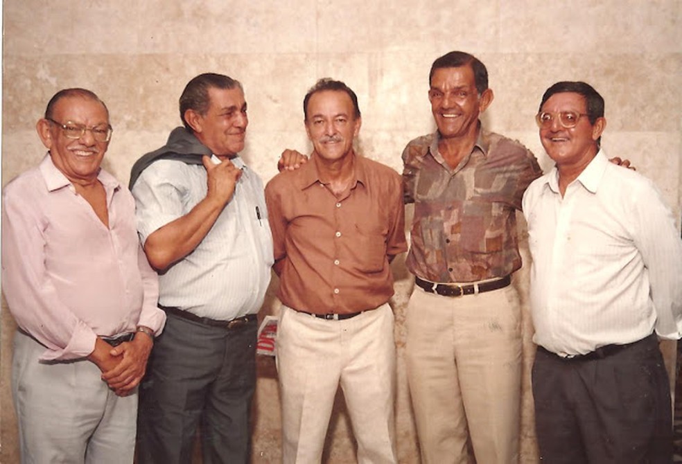 No museu, em 1993, o jornalista Lauthenay Perdigão (centro) recebe os irmãos Santa Rosa: Wilson, Luiz, Dida e Edson — Foto: Arquivo Museu dos Esportes