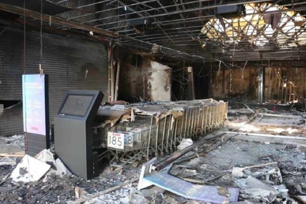 Chamas destruíram parte do shopping atacadista em Maringá — Foto: Polícia Civil/Divulgação