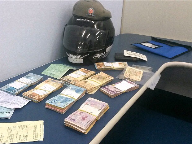 Polícia recuperou o dinheiro do malote em Santa Cruz do Sul (Foto: Tiago Guedes/RBS TV)