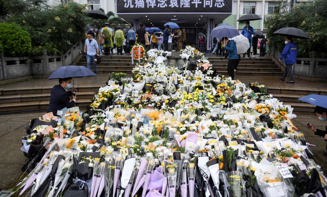 Flores são colocadas em um memorial improvisado para Yuan Longping, em Changsha, na província de Hunan, em 23 de maio de 2021
