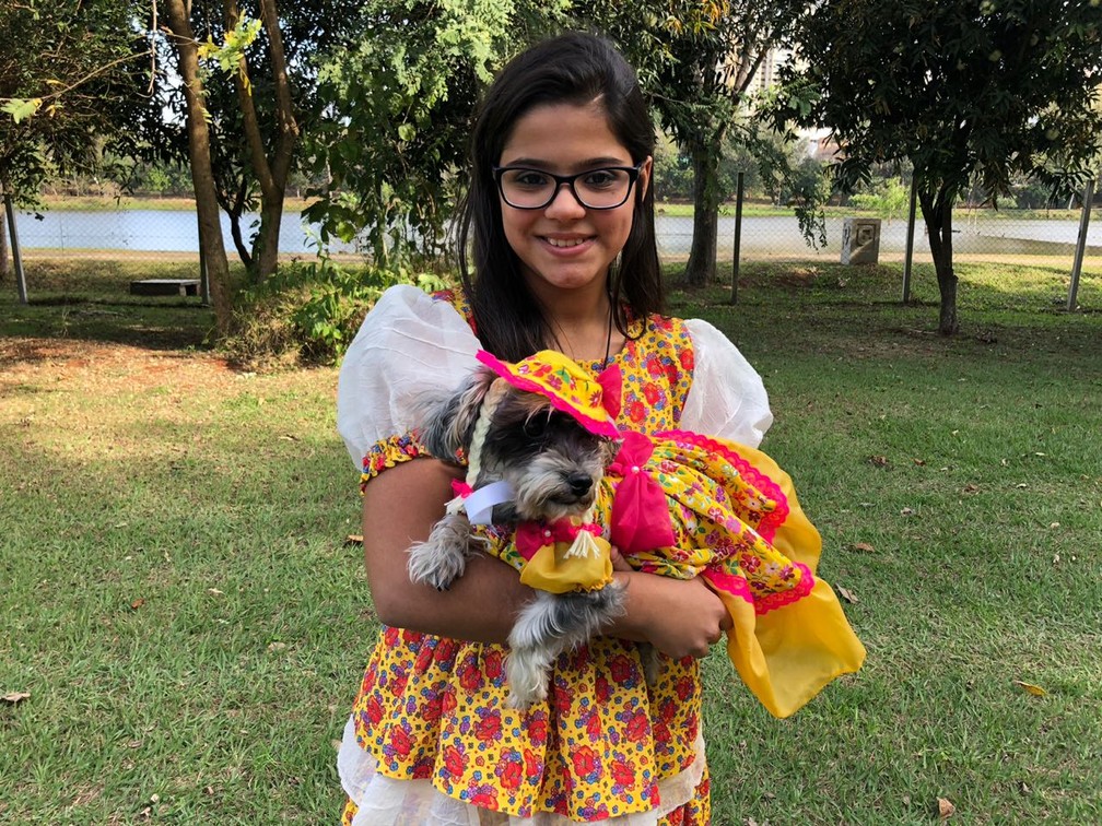 Gabriela Buena e a sua cadelinha foram combinando na CoJunina (Foto: Luciane Cordeiro/G1)