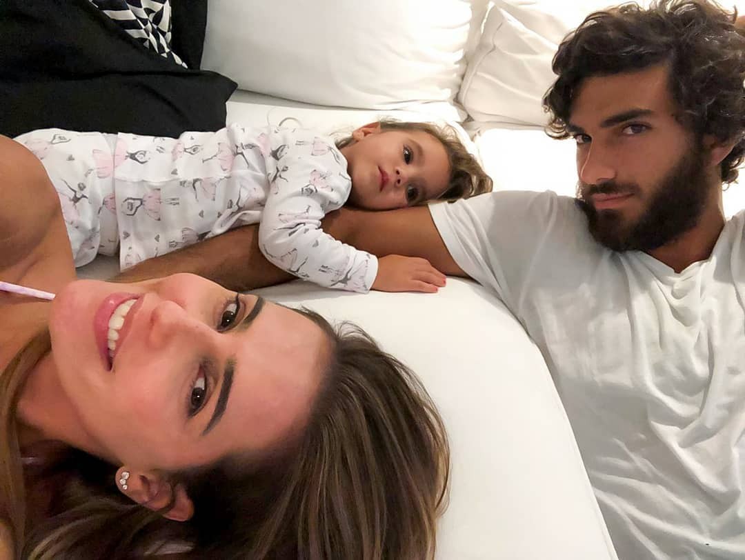 Deborah Secco e Hugo curtem a filhota em momento família (Foto: Reprodução Instagram)
