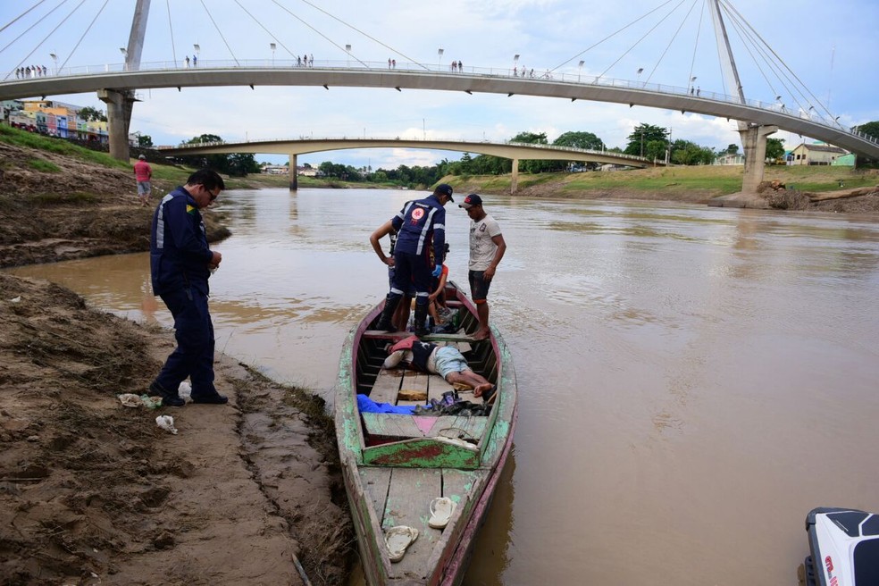 Homem sofreu fratura na perna após cair de passarela no Rio Acre (Foto: Assis Lima/Arquivo pessoal)