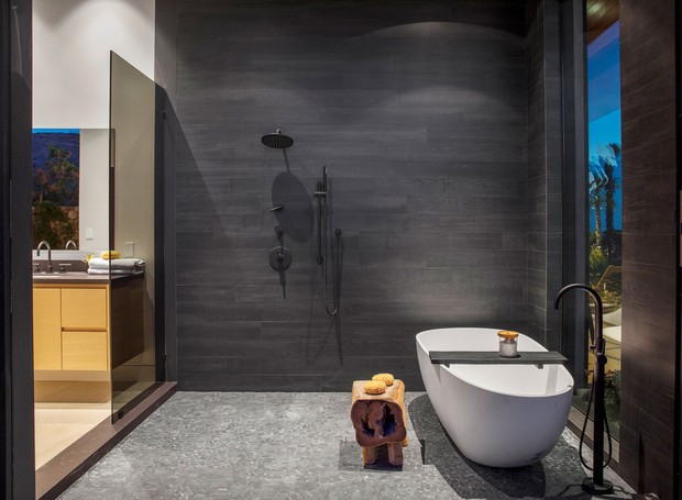 SUÍTE MASTER | Para o banheiro, foi criado um grande espaço molhado ao invés de separar ducha de banheira (Foto: Reprodução / Realtor)