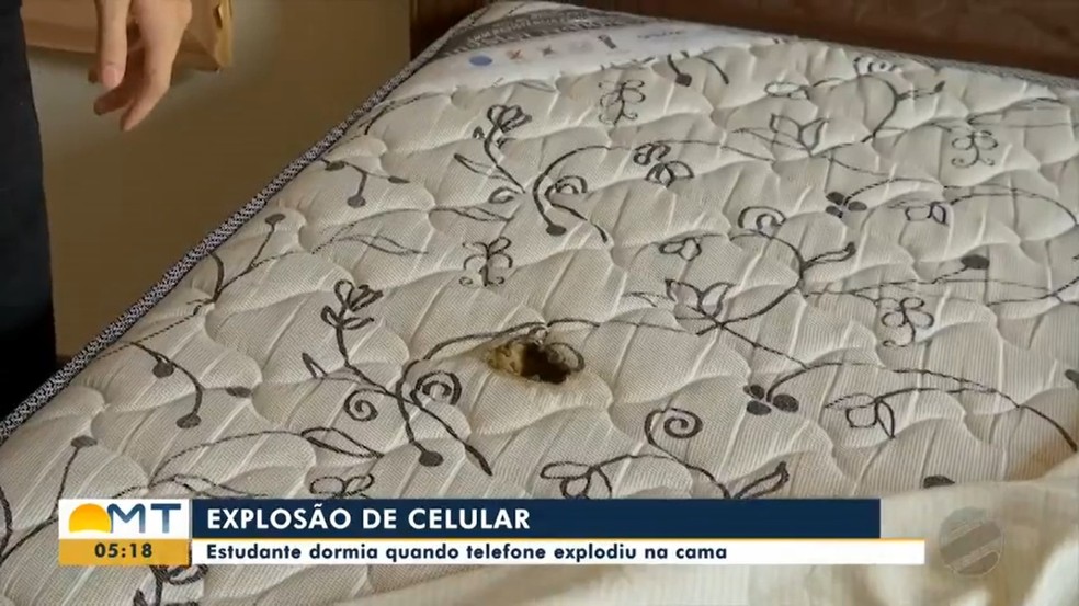 A cama ficou com um buraco causado pela explosão e pelo fogo — Foto: TVCA