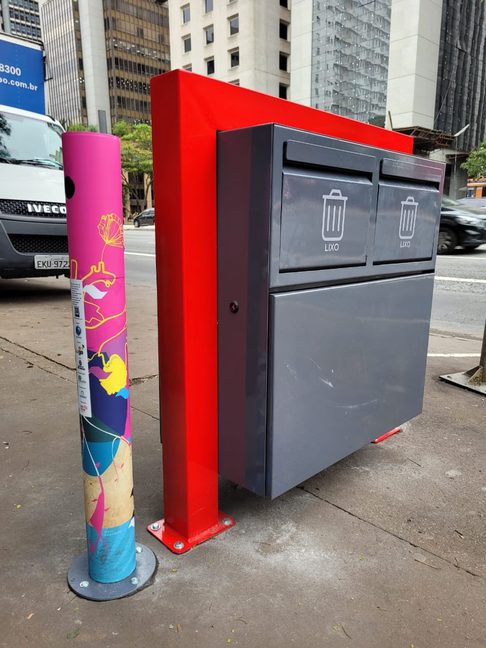 As lixeiras personalizadas aliam o design à sustentabilidade (Foto: Divulgação / Av. Paulista Sustentável)