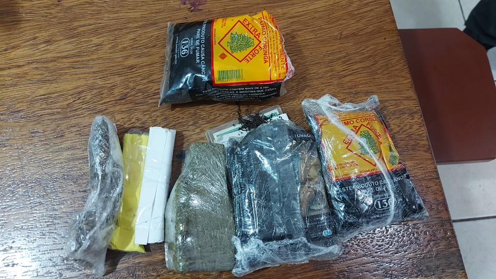 Um pacote com maconha e três com fumo foram apreendidos pelos policiais penais — Foto: Reprodução