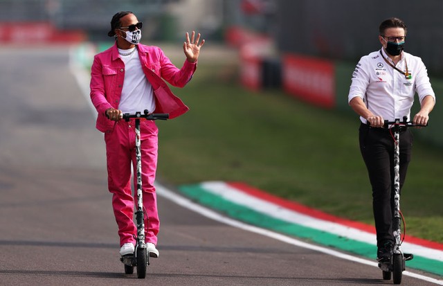 IMOLA, ITALY - OCTOBER 30: Lewis Hamilton of Great Britain and Mercedes GP and race engineer Peter Bonnington ride scooters round the circuit during previews ahead of the F1 Grand Prix of Emilia Romagna at Autodromo Enzo e Dino Ferrari on October 30, 2020 (Foto: Formula 1 via Getty Images)
