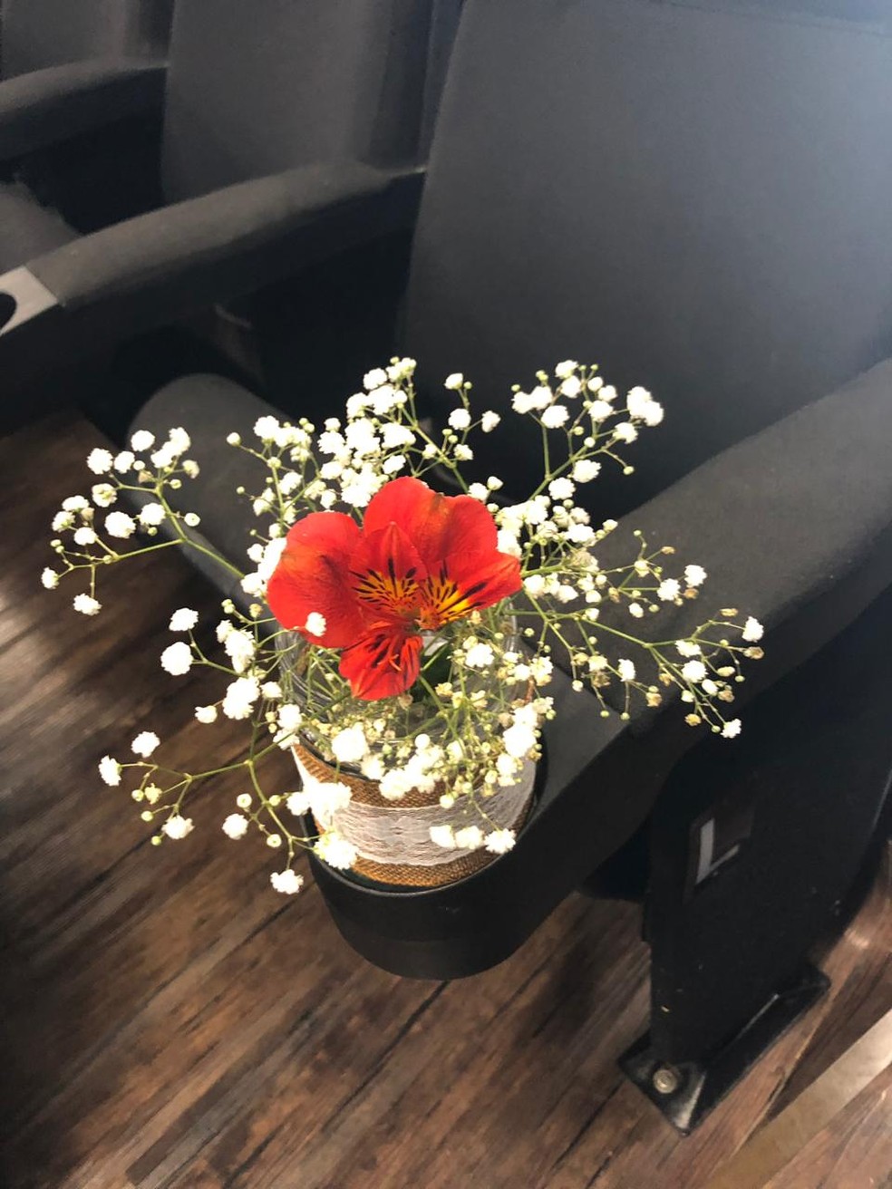 Enfeites com flores foram colocados nas poltronas do cinema — Foto: Divulgação