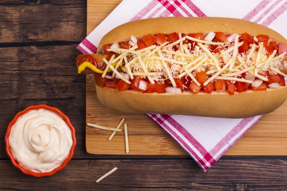 Uma das opções do Cachorro-Quente da Tia é este sanduíche de linguiça de frango — Foto: Divulgação/Dayvison Silva